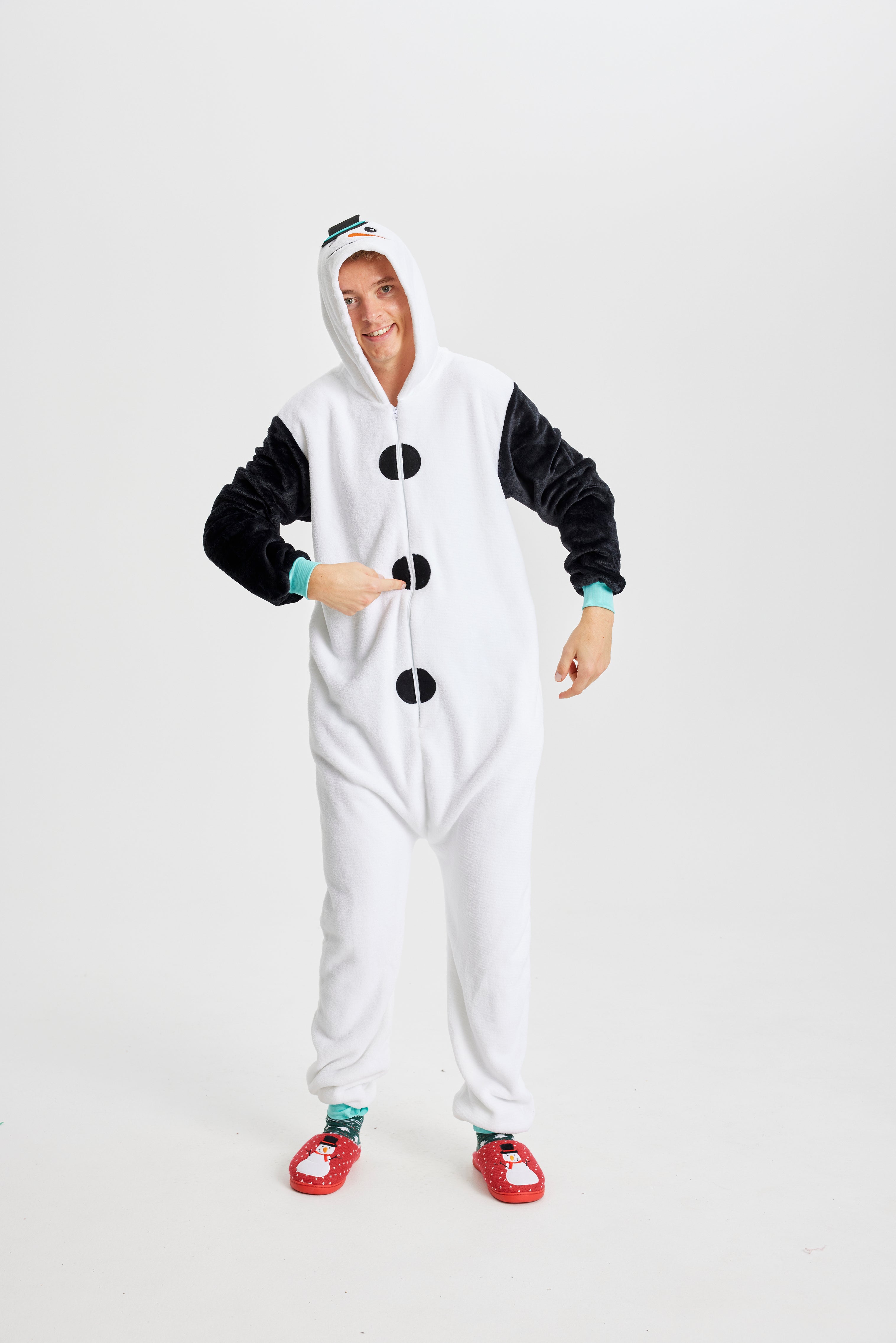 Un uomo in posa che indossa un costume che assomiglia a un pupazzo di neve.